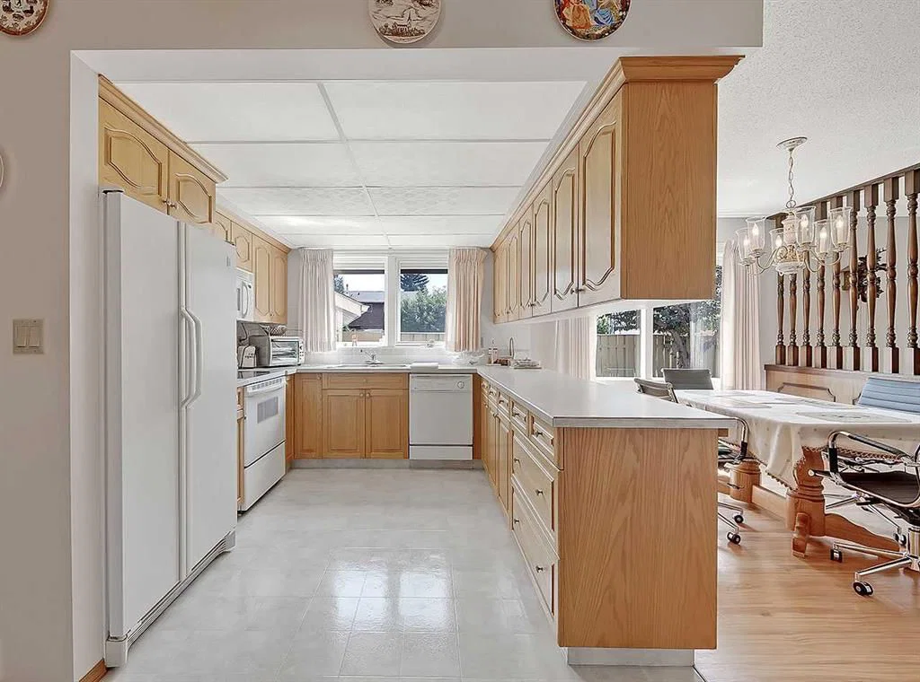 9556 Oakland Way SW, Calgary — photo 3 of 33