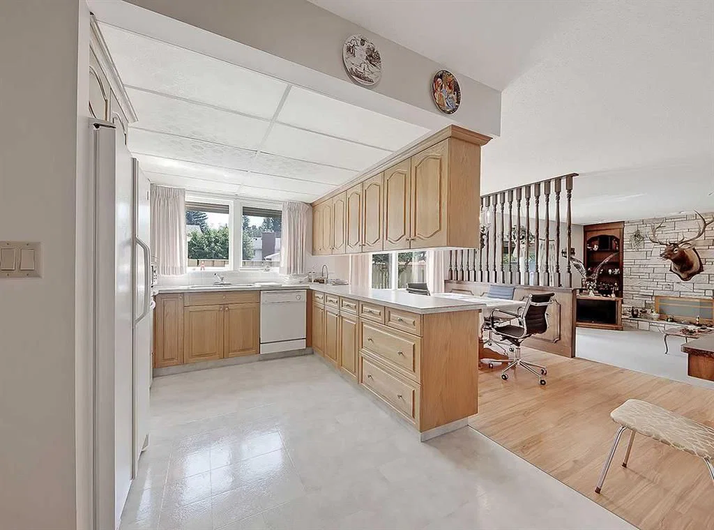 9556 Oakland Way SW, Calgary — photo 4 of 33