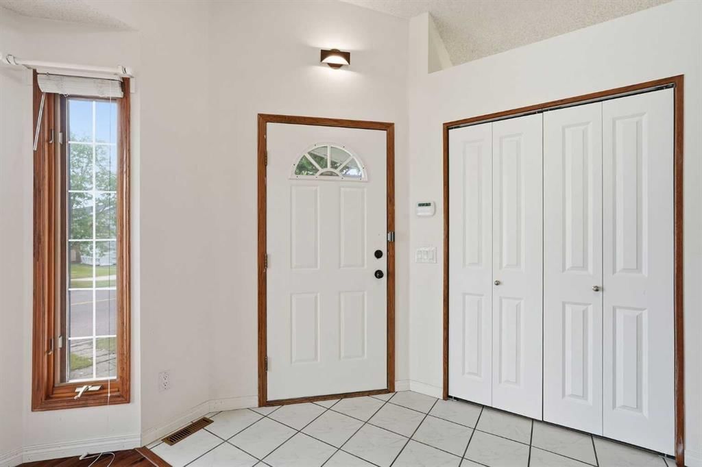 251 Erin Woods Drive SE, Calgary — photo 4 of 50