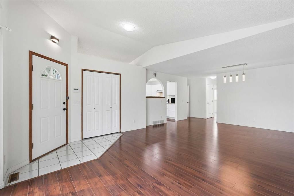 251 Erin Woods Drive SE, Calgary — photo 5 of 50