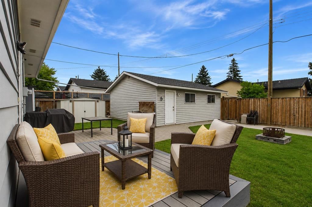 344 Queen Charlotte Road SE, Calgary — photo 2 of 45