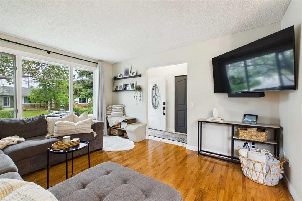 344 Queen Charlotte Road SE, Calgary — photo 4 of 45