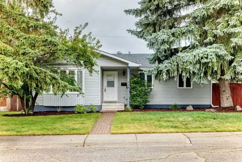 439 Queen Charlotte Drive SE, Calgary — main listing photo