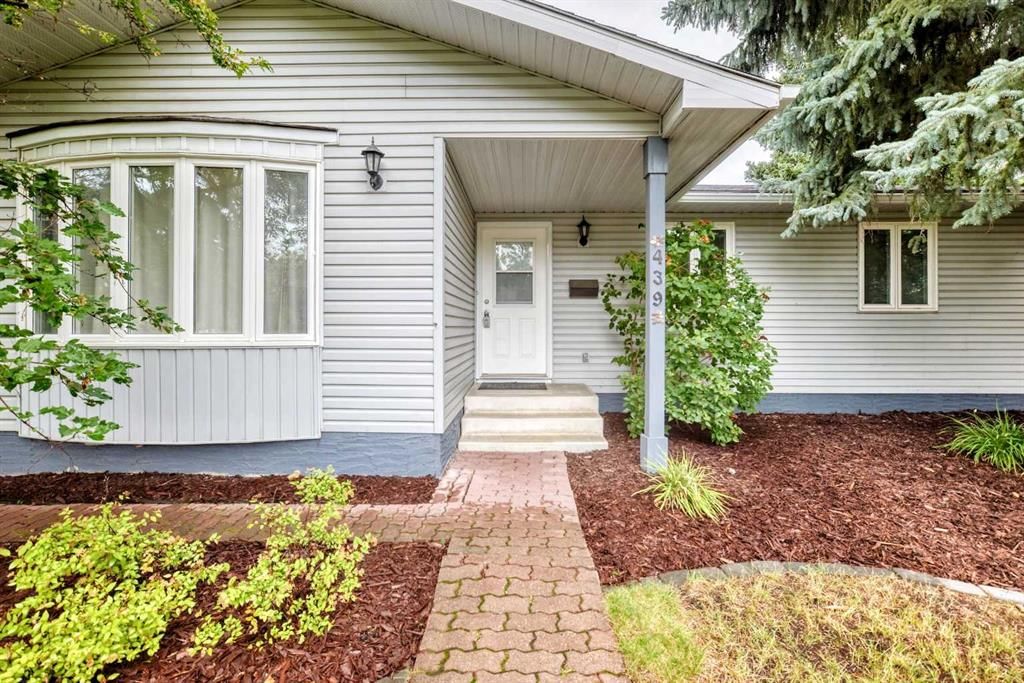 439 Queen Charlotte Drive SE, Calgary — photo 3 of 45