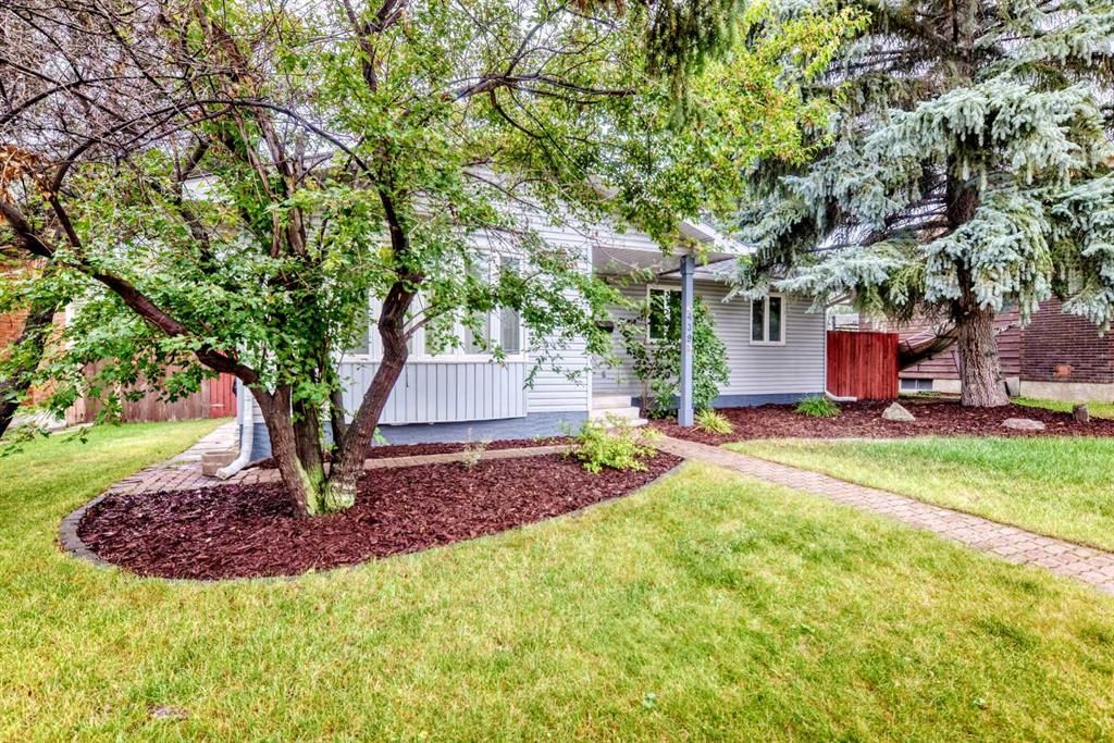 439 Queen Charlotte Drive SE, Calgary — photo 4 of 45