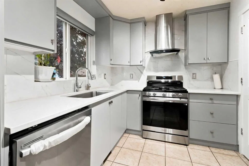 98 Panatella Hill NW, Calgary — photo 3 of 40