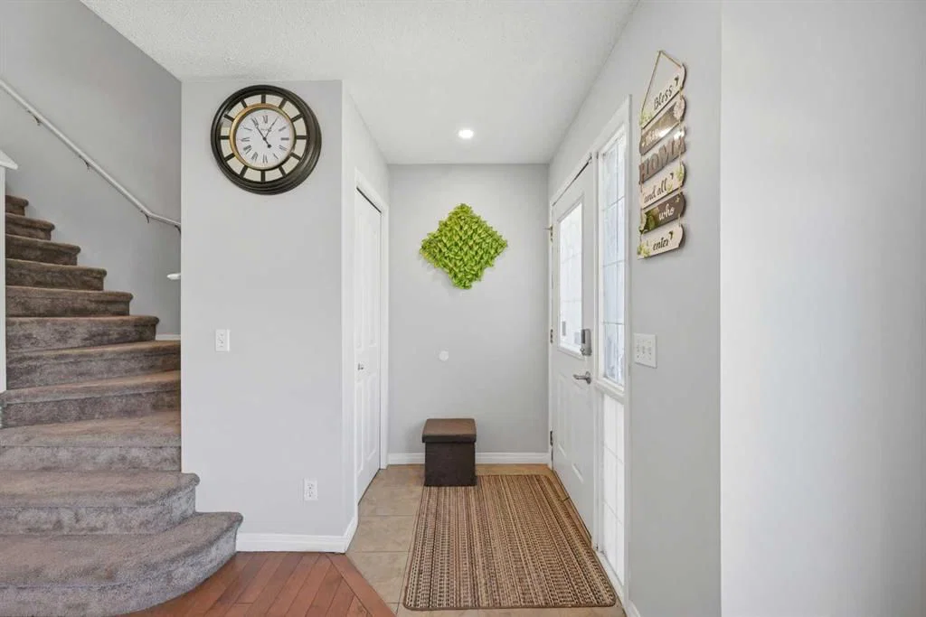 33 Saddlecrest Close NE, Calgary — photo 3 of 50