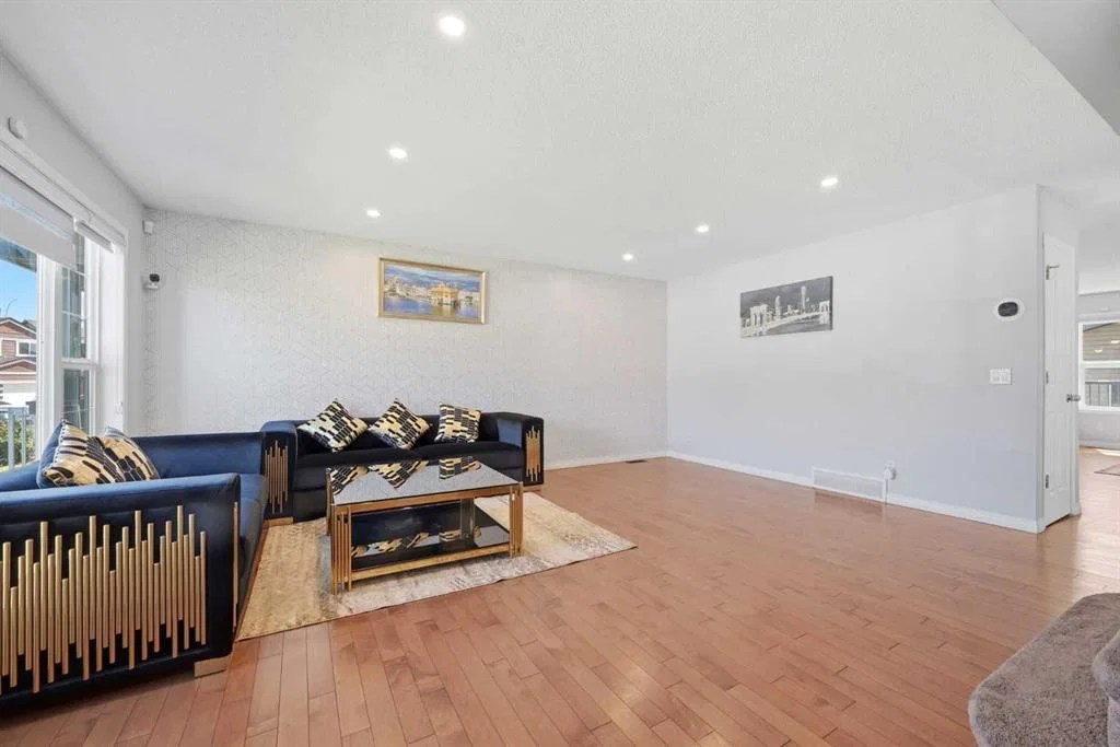 33 Saddlecrest Close NE, Calgary — photo 4 of 50