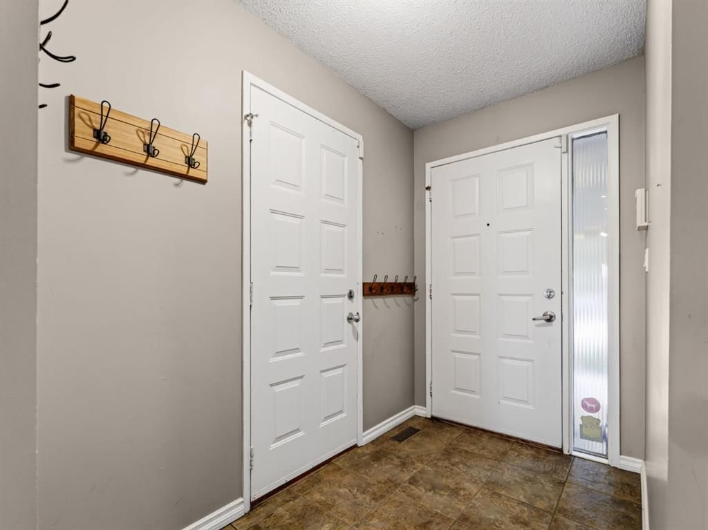 76 Deermoss Crescent SE, Calgary — photo 5 of 50