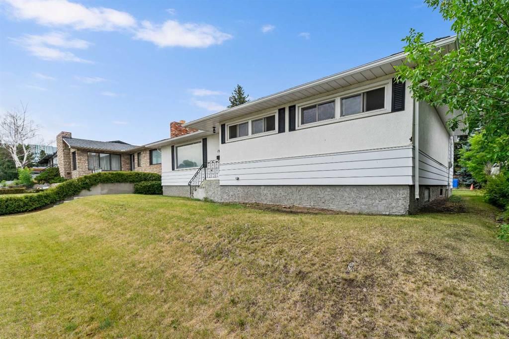 1552 Windsor Street NW, Calgary — main listing photo