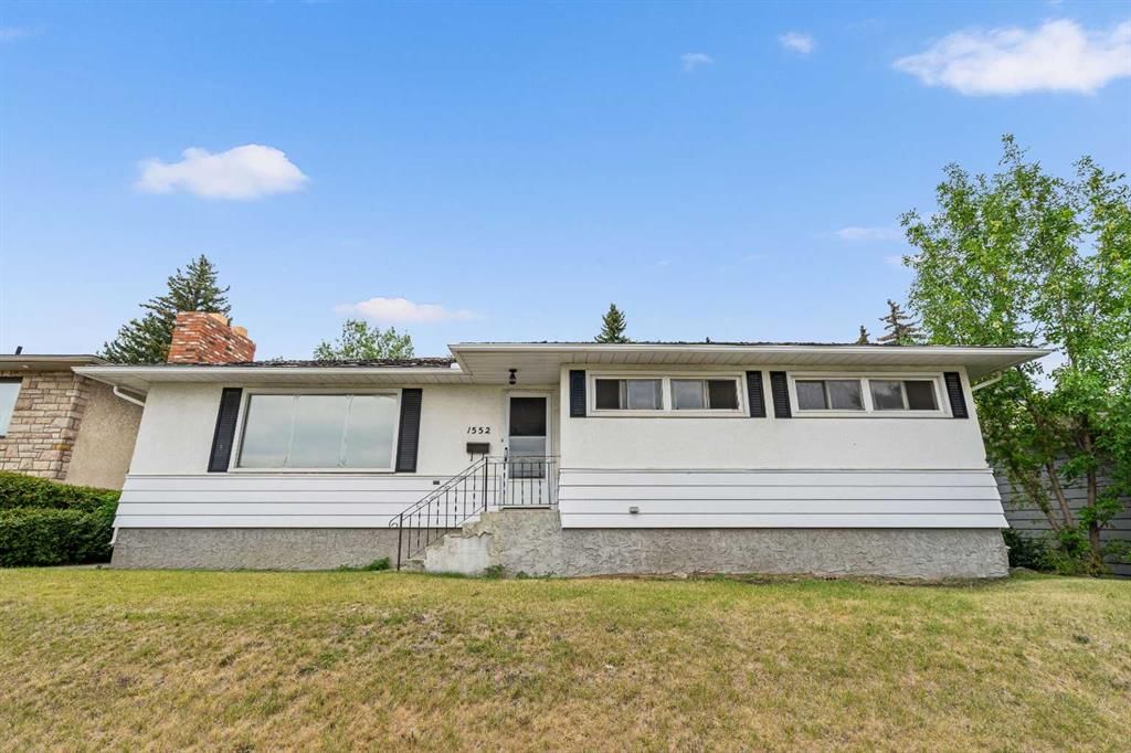 1552 Windsor Street NW, Calgary — photo 3 of 17