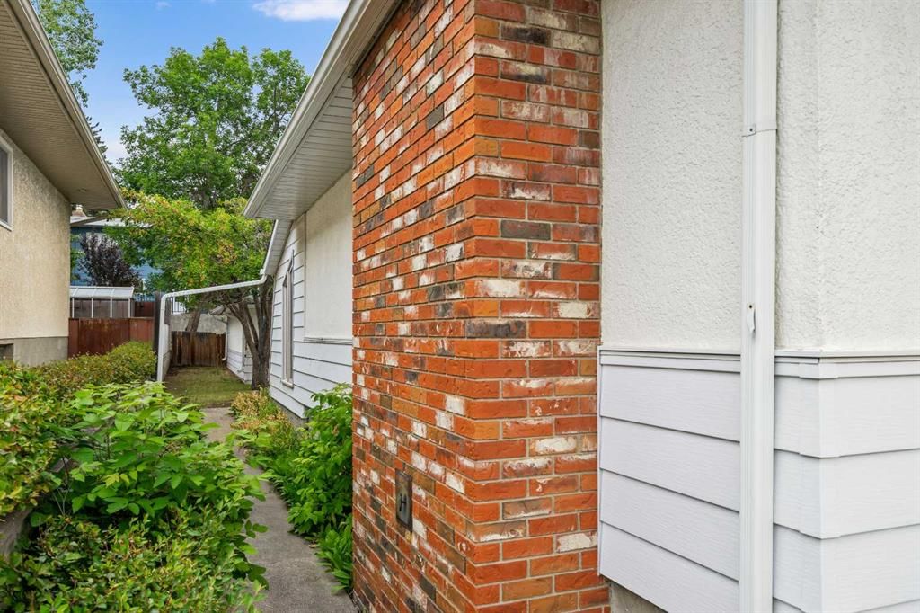 1552 Windsor Street NW, Calgary — photo 5 of 17