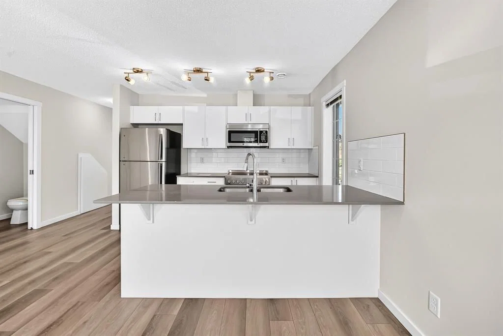 428 Cranbrook Square SE, Calgary — photo 3 of 40