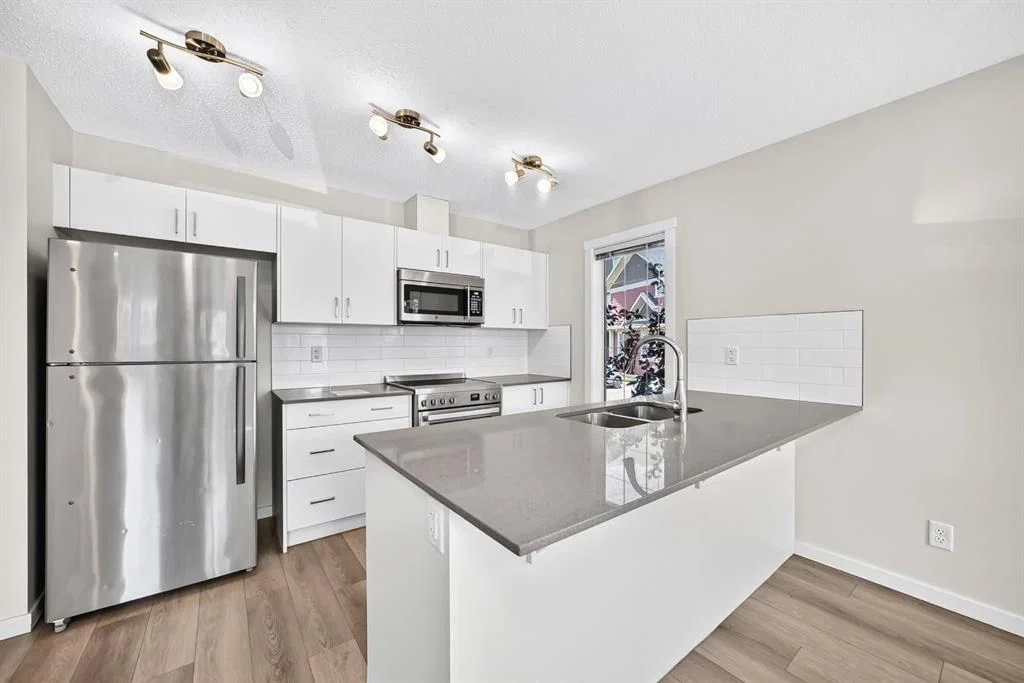428 Cranbrook Square SE, Calgary — photo 4 of 40