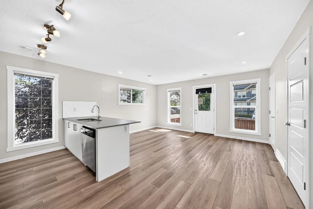 428 Cranbrook Square SE, Calgary — photo 5 of 40