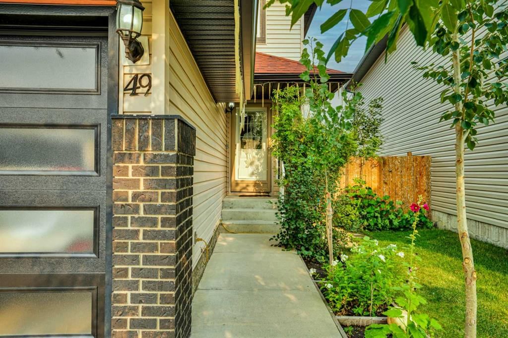 49 Saddletree Close NE, Calgary — photo 3 of 44