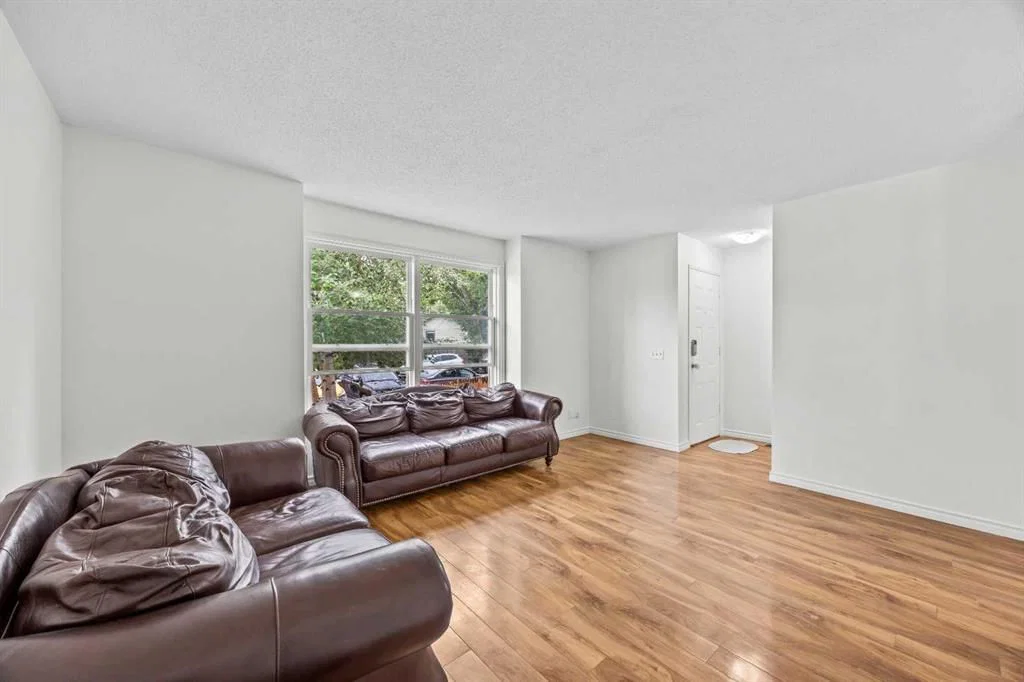 28 Erin Croft Place SE, Calgary — photo 4 of 34