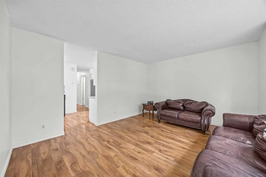 28 Erin Croft Place SE, Calgary — photo 5 of 34