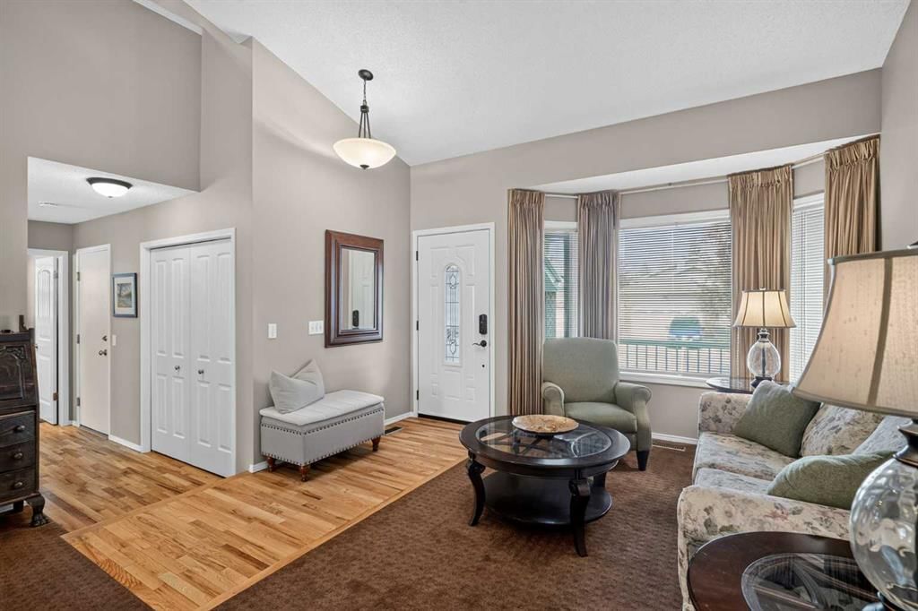 264 Riverview Close SE, Calgary — photo 3 of 39