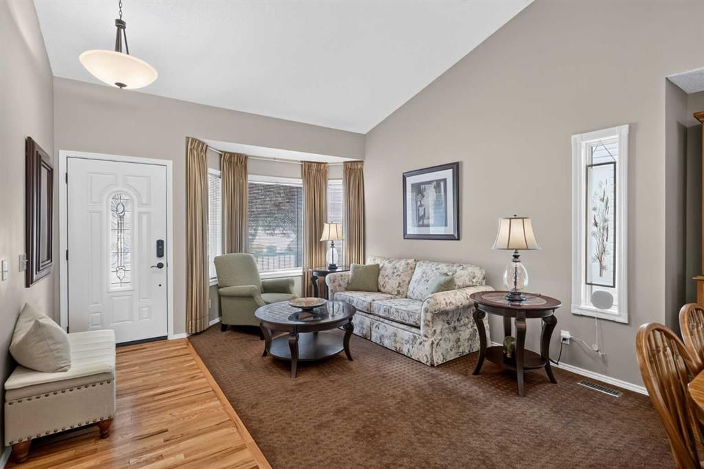 264 Riverview Close SE, Calgary — photo 4 of 39