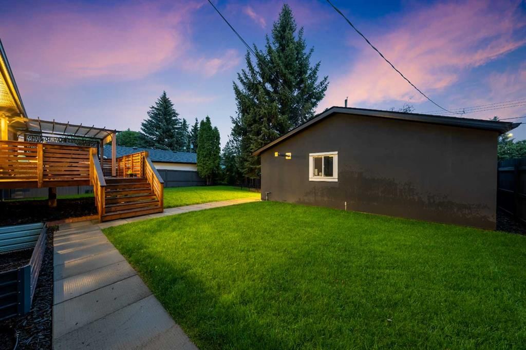 100 Lake Crimson Close SE, Calgary — photo 3 of 50