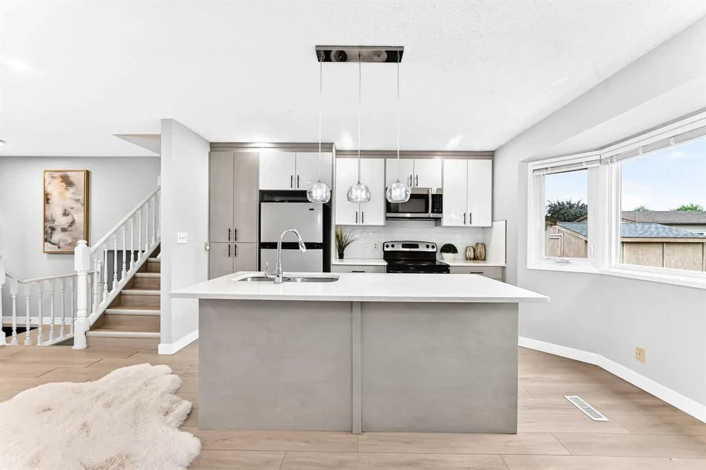 6832 37 Avenue NE, Calgary — photo 5 of 45
