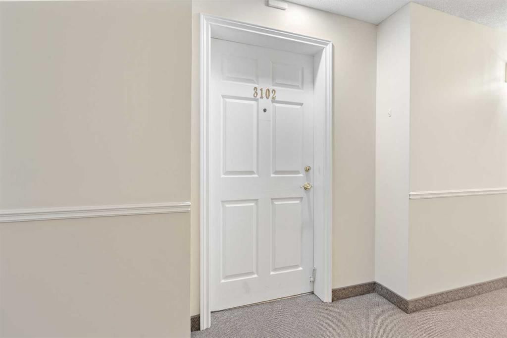 3102, Hawksbrow Point NW, Calgary — photo 3 of 40