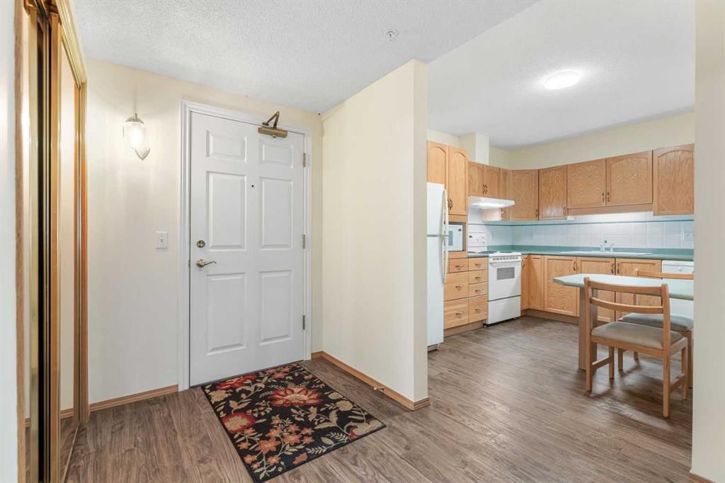3102, Hawksbrow Point NW, Calgary — photo 4 of 40