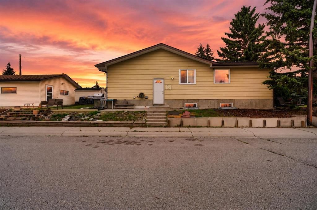 53 Queen Isabella Close SE, Calgary — photo 2 of 45