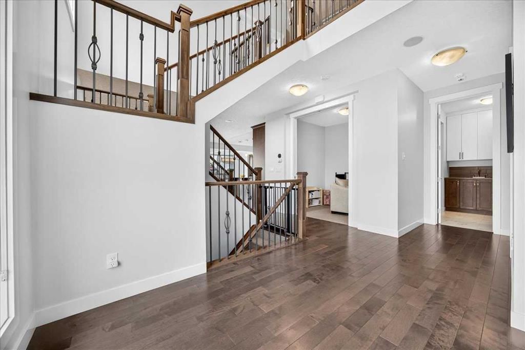 546 Sherwood Boulevard NW, Calgary — photo 4 of 50