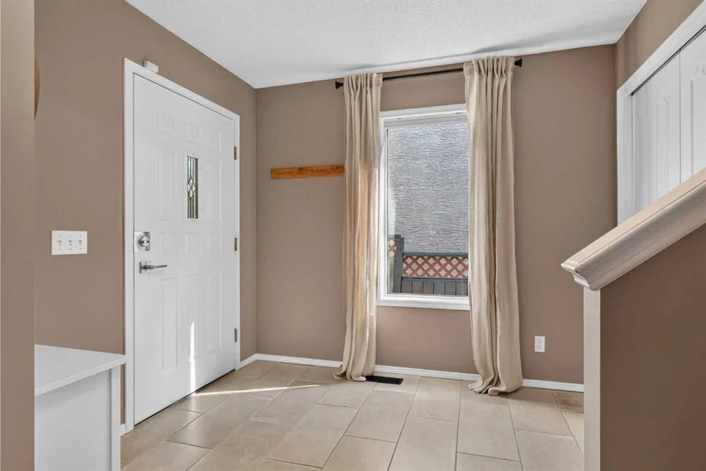 4 Citadel Manor NW, Calgary — photo 5 of 46