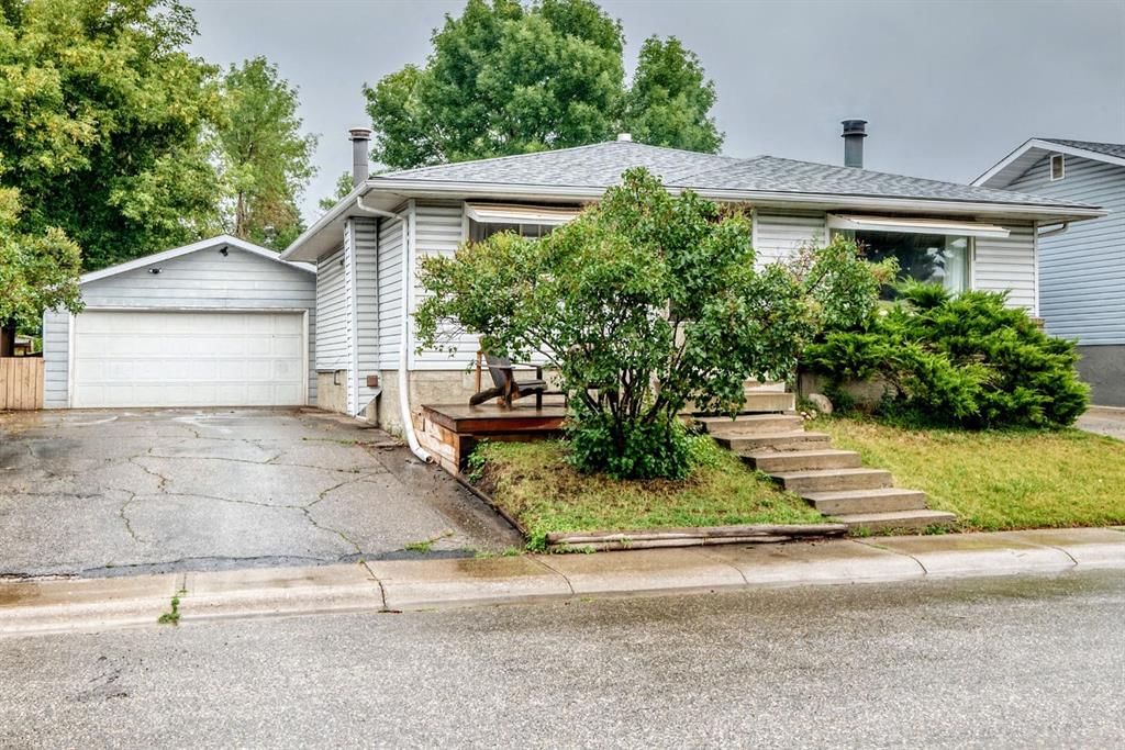1949 LYTTON Crescent SE, Calgary — main listing photo