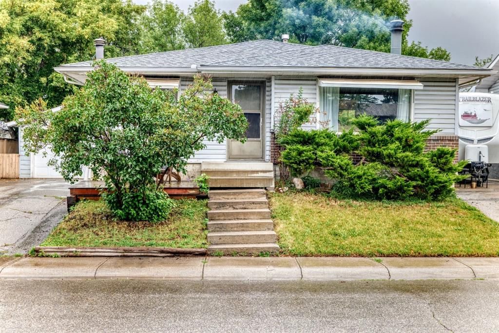 1949 LYTTON Crescent SE, Calgary — photo 3 of 45