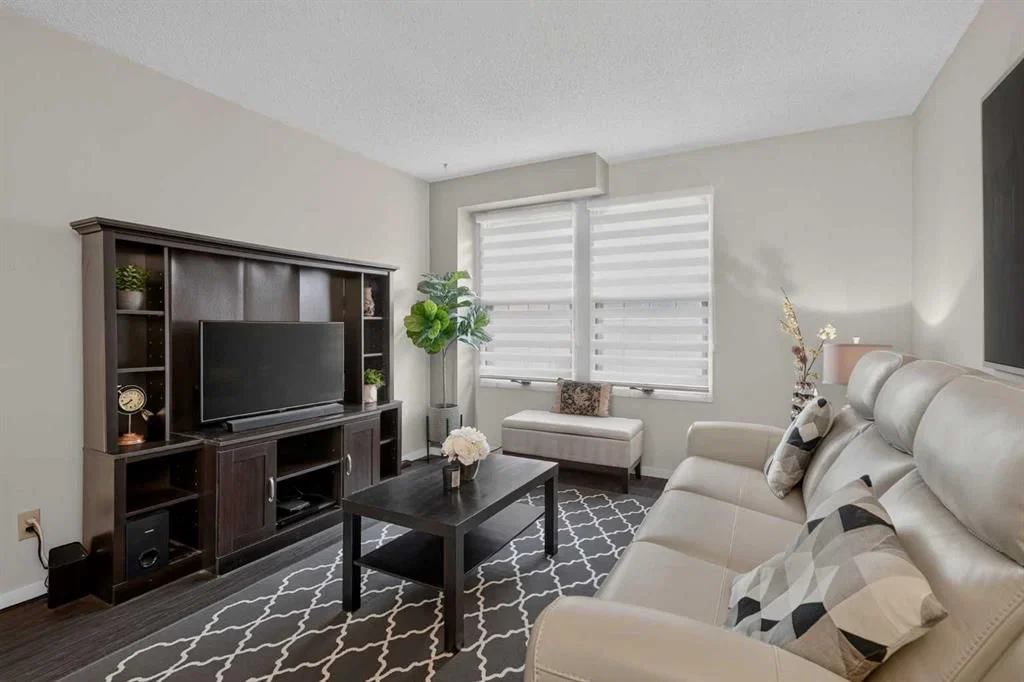 3881 Fonda Way SE, Calgary — photo 4 of 44