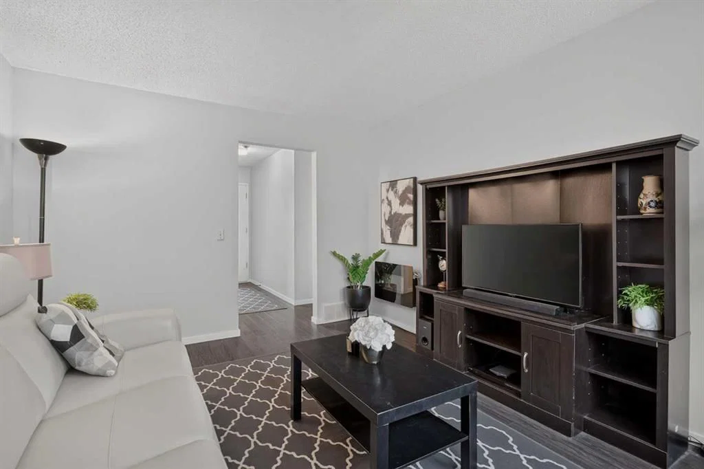 3881 Fonda Way SE, Calgary — photo 5 of 44