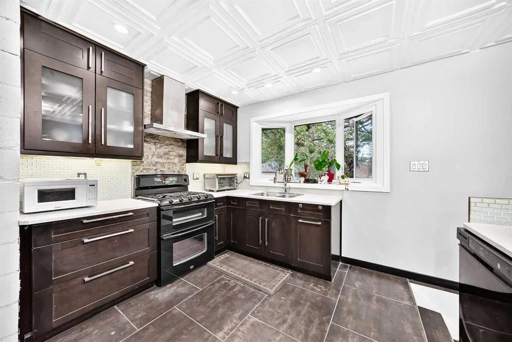 4832 Worcester Drive SW, Calgary — photo 3 of 44