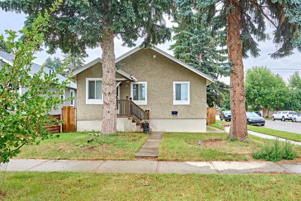 702 17 Avenue NW, Calgary — main listing photo