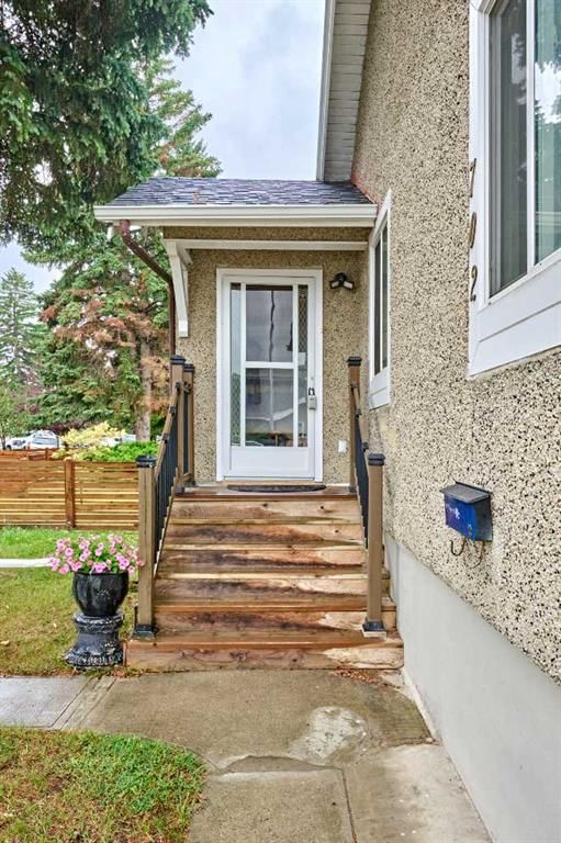 702 17 Avenue NW, Calgary — photo 4 of 32