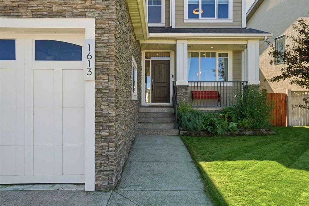 1613 Montrose Terrace SE, High River — photo 2 of 47