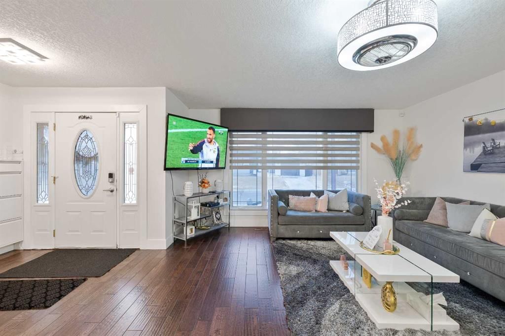 124 Whiteside Crescent NE, Calgary — photo 5 of 48