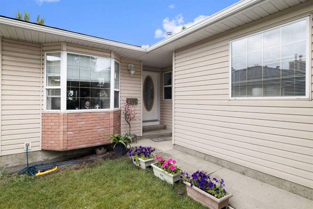 100 Dovista Court SE, Calgary — photo 2 of 37