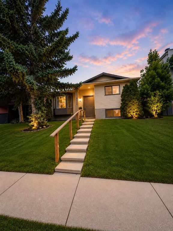 228 Castleridge Drive NE, Calgary — photo 2 of 13