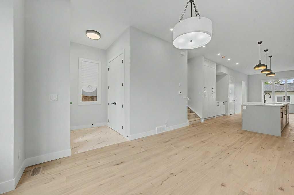 8310 34 Avenue NW, Calgary — photo 4 of 26