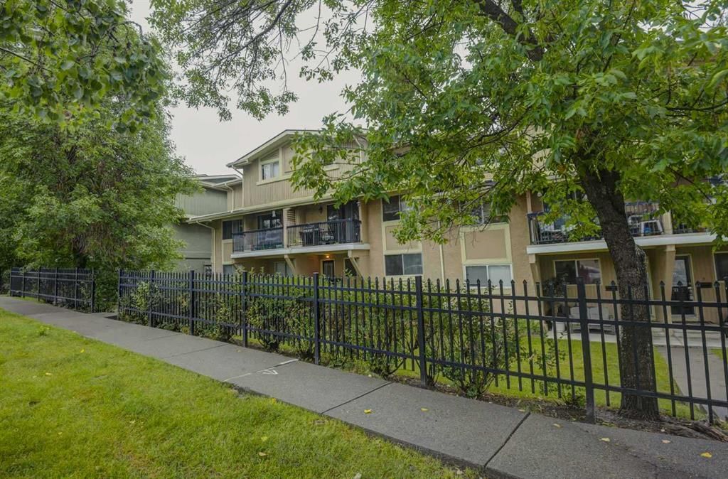 1106, 2200 Woodview Drive SW, Calgary — photo 2 of 7