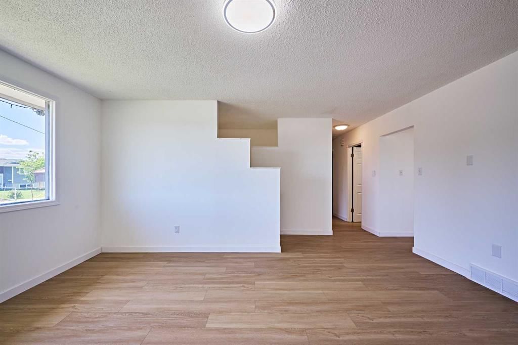 3644 Dover Ridge Drive SE, Calgary — photo 4 of 36
