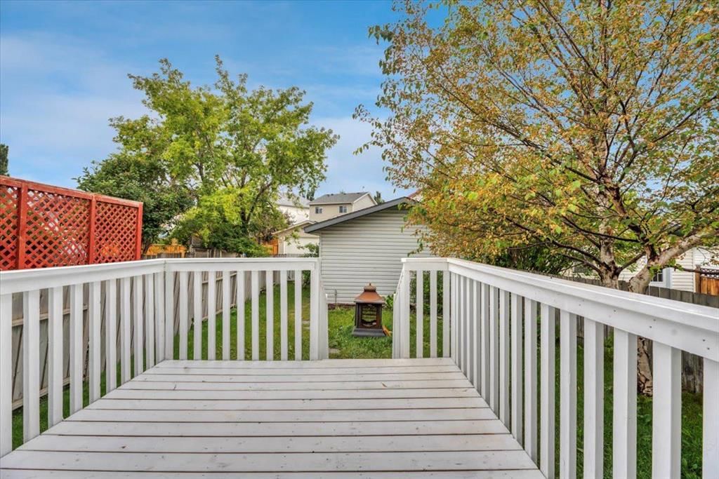 131 Hidden Way NW, Calgary — photo 3 of 30