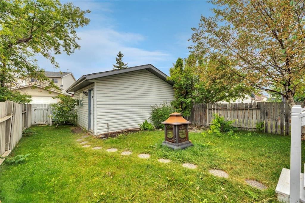 131 Hidden Way NW, Calgary — photo 4 of 30