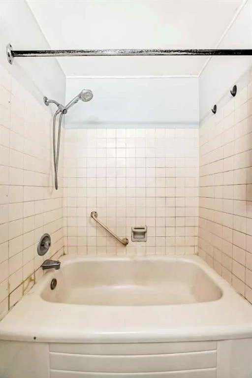6840 4 Avenue NE, Calgary — photo 5 of 49
