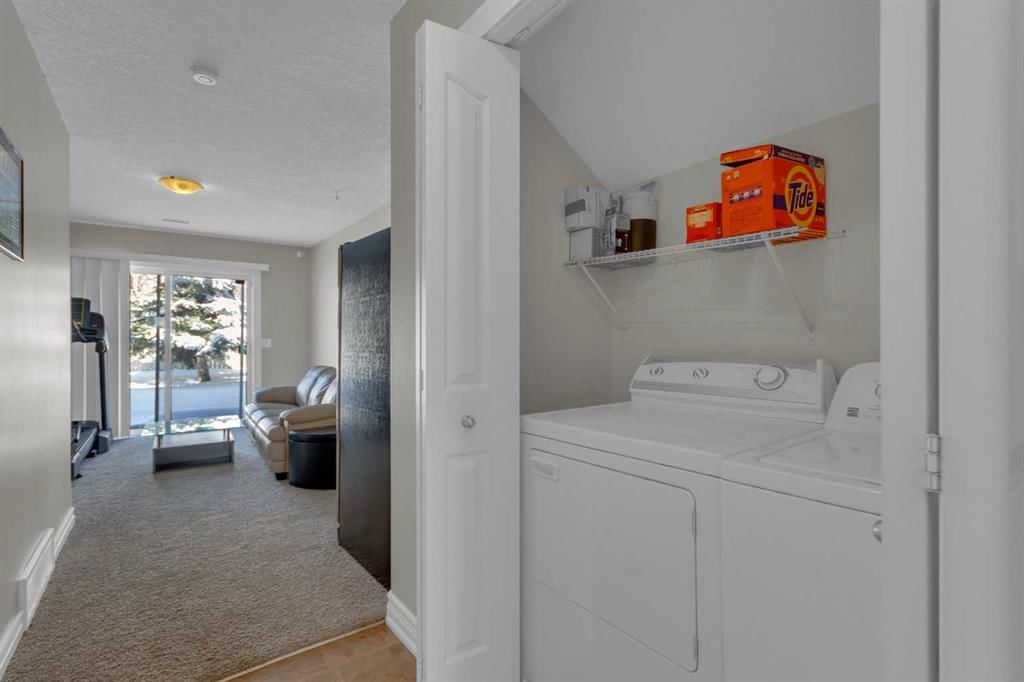 10 West Cedar Rise SW, Calgary — photo 4 of 32