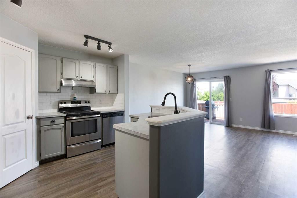 7269 Laguna Way NE, Calgary — photo 2 of 32